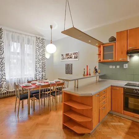 Апартаменты Family 4 10 Mins From Old Town Center