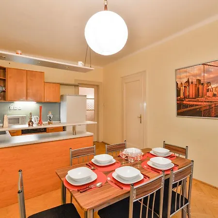 Family 4 10 Mins From Old Town Center Апартаменты Прага