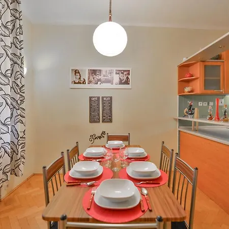 Family 4 10 Mins From Old Town Center Апартаменты